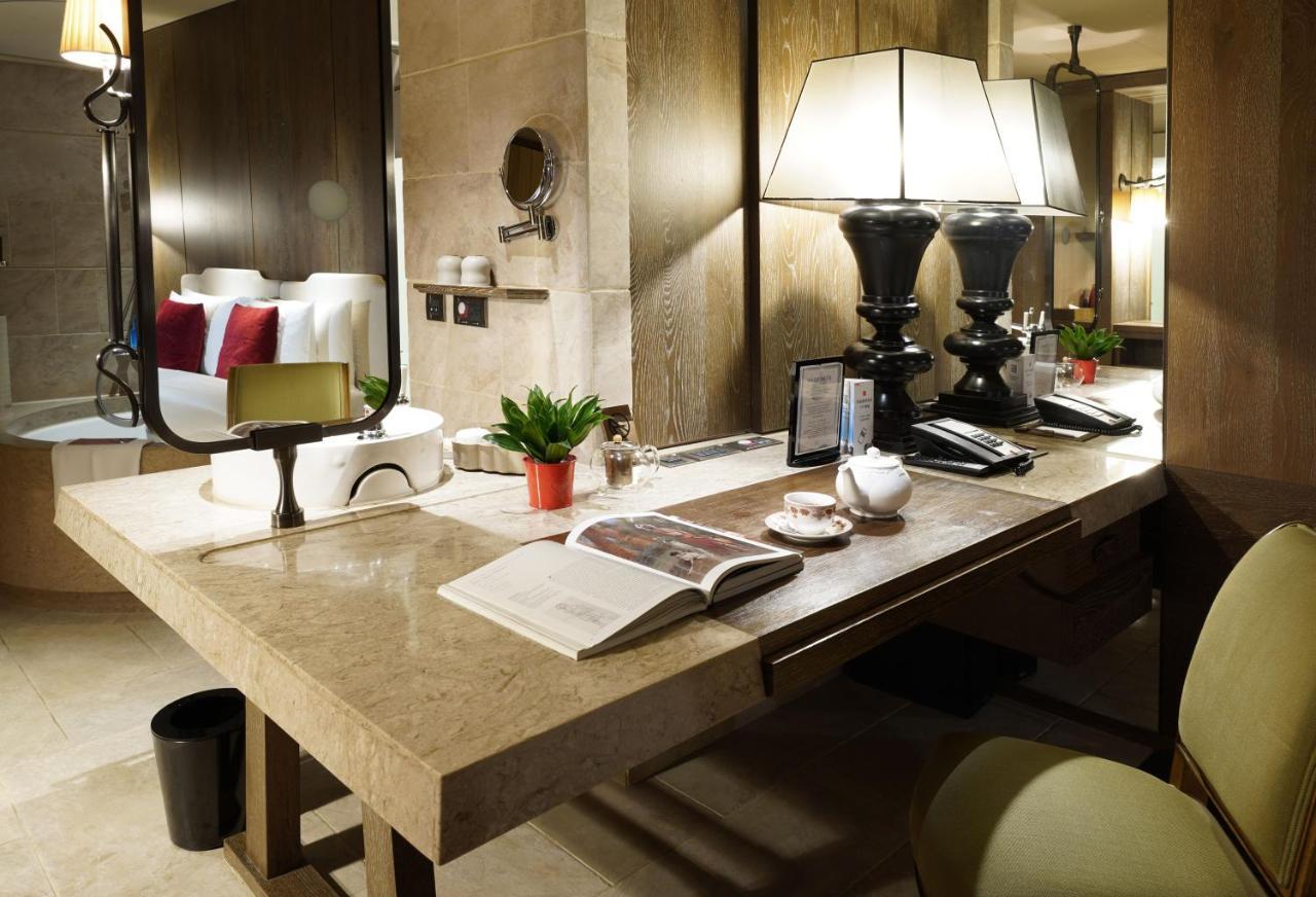 Palais De Chine Hotel Ταϊπέι Εξωτερικό φωτογραφία A table in a hotel room