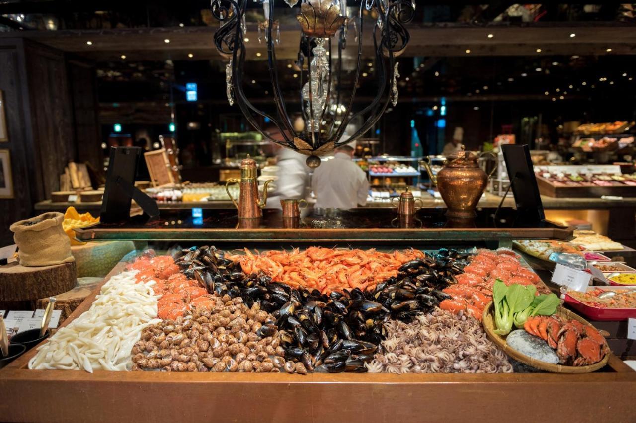 Palais De Chine Hotel Ταϊπέι Εξωτερικό φωτογραφία Seafood buffet at a restaurant