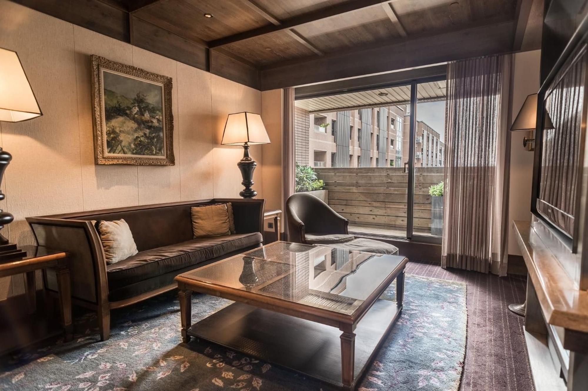 Palais De Chine Hotel Ταϊπέι Εξωτερικό φωτογραφία A living room in a suite at the hotel