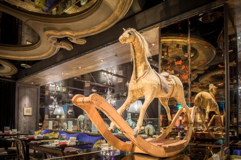 Palais De Chine Hotel Ταϊπέι Εξωτερικό φωτογραφία The carousel at the entrance of the store